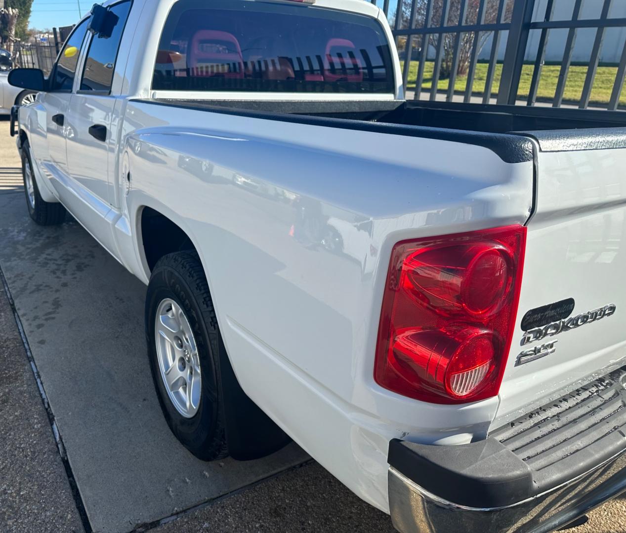 2006 WHITE /GRAY Dodge Dakota (1D7HE48KX6S) , located at 2001 E. Lancaster, Ft. Worth, 76103, (817) 336-7000, 32.746181, -97.301018 - Photo#6